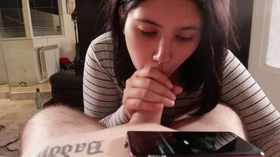 Kiusan oma õetütart, samal ajal kui ta Disney't vaatab [sperma]